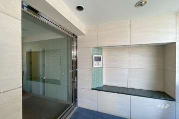 エントランスはオートロック付きです。