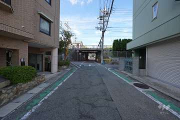 敷地東側の前面道路（南側から）