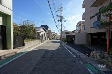敷地東側の前面道路（北側から）