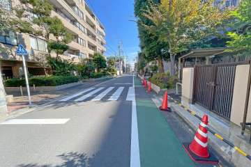 敷地北東側の前面道路（北西側から）