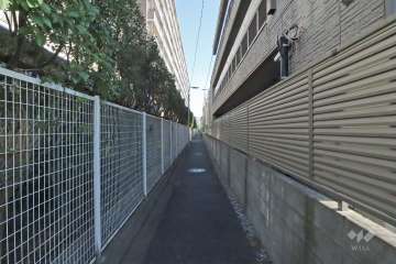 敷地南西側の前面道路(南東側から)