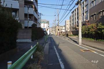 敷地南東側の前面道路（南西側から）