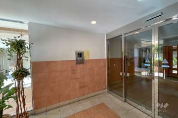 エントランスはオートロック付きです。