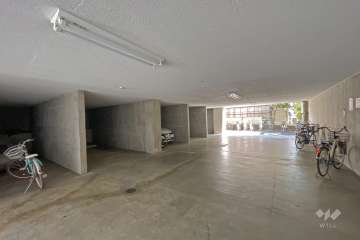 敷地内駐車場（屋内平面式）と駐輪場