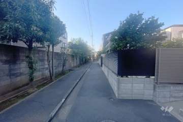 敷地北東側の前面道路（南東側から）