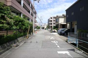 敷地南側の前面道路（東方向）