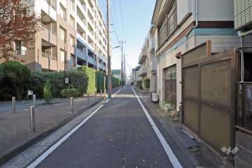 敷地南西側の前面道路(北西側から)