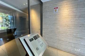 エントランスはオートロック付きです。