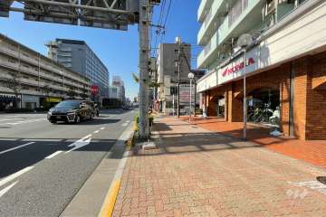 敷地の南側前面道路（東側から）