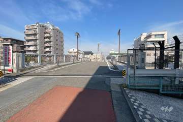敷地西側の前面道路