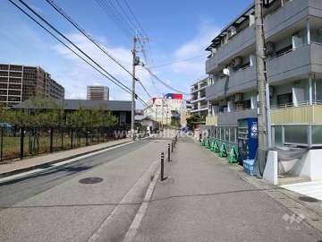 敷地西側の前面道路。