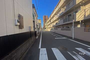 敷地南側の前面道路（東側から）