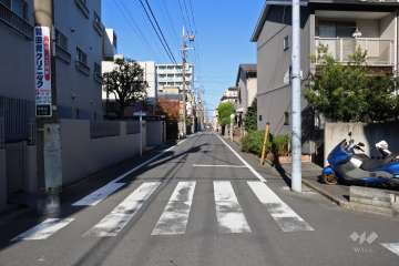敷地東側の前面道路(南側から)
