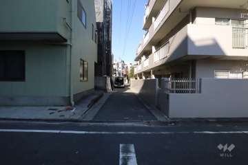 敷地西側の前面道路(南側から)