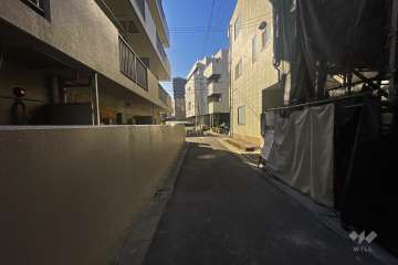 敷地西側の前面道路（北側から）