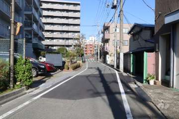 敷地東側の前面道路(側)