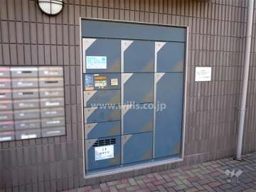 エントランスにある宅配ボックスと共用ポスト