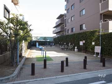 敷地西側に隣接する小さな公園