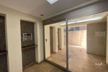 エントランスはオートロック付きです。