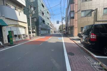 敷地北側の前面道路（西側から）