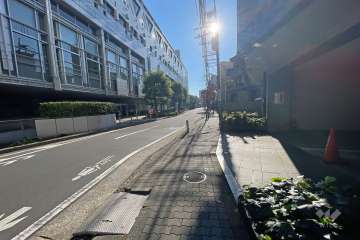 敷地北東側の前面道路（北西側から）