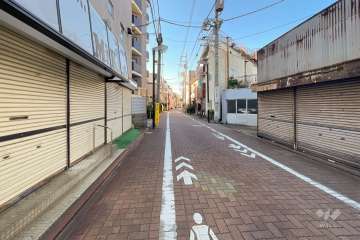 敷地西側の前面道路