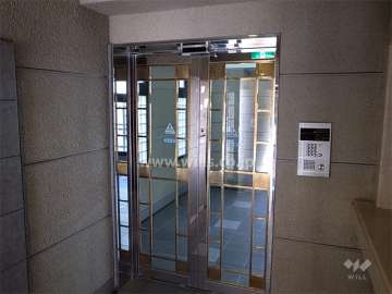 エントランスはオートロック付きです。