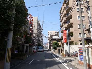 敷地南側の前面道路。西方向約30mの場所に国道171号線が走っています。