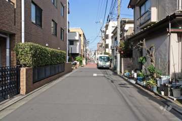 敷地東側の前面道路（南側から）