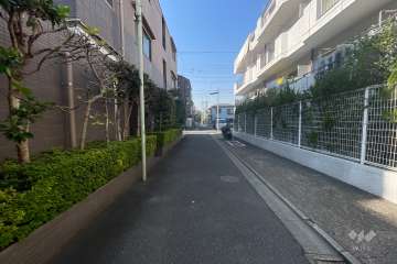 敷地の東側前面道路