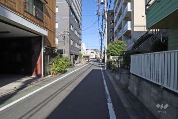 敷地東側の前面道路(南側から)