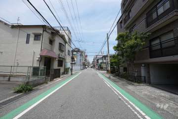敷地西側の前面道路（南側から）