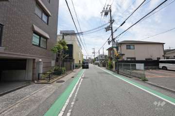 敷地西側の前面道路（北側から）