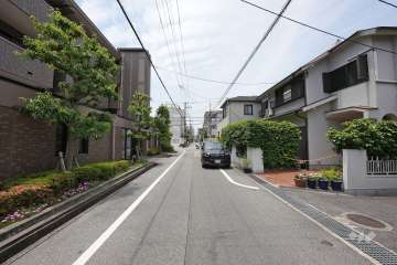 敷地北側の前面道路（東側から）
