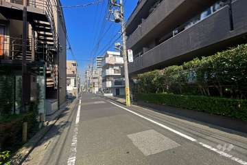 敷地北西側の前面道路（南西側から）