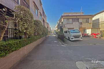 敷地北東側の前面道路（南東側から）