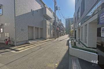 敷地南東側の前面道路（南西側から）