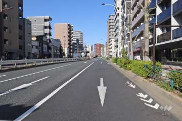敷地南西側の前面道路(南東側から)