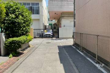 敷地北側の前面道路