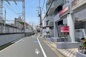 敷地西側の前面道路（南側から）