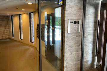 エントランスはオートロック付きです。