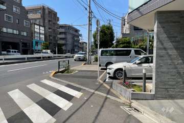 敷地西側の前面道路（南側から）