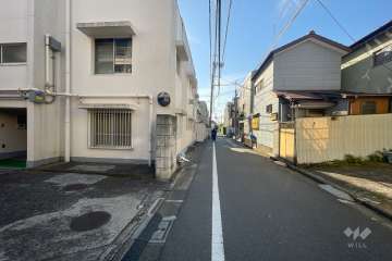 敷地西側の前面道路