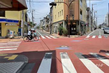 敷地北側と南西側の前面道路（西側から）