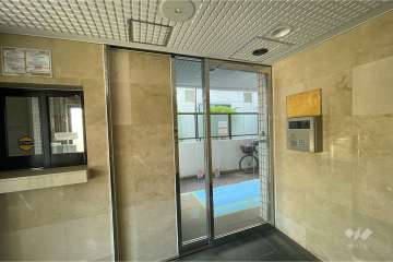 エントランスはオートロック付きです。