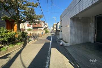 敷地南西側の前面道路（南東側から）