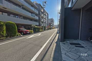 敷地北東側の前面道路（北西側から）