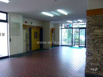 エントランスホールには防犯用モニターが付いています。