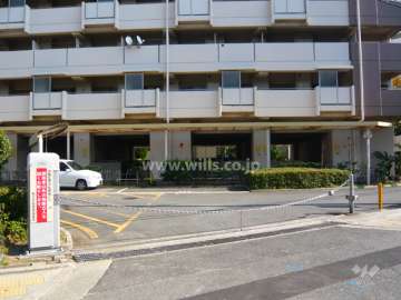 駐車場出入り口はロボットゲートが付いています。