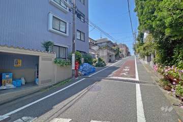 敷地北側の前面道路（東側から）